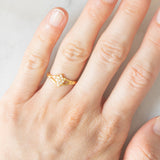 Anello a fiore vintage in oro giallo 14K con diamanti di taglio brillante (0.09ctw ca.), anni ‘60/‘70