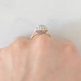 Anello a margherita vintage in oro giallo e bianco 9K con topazio azzurro (1.60ct ca.) e diamanti (0.16ctw ca.), anni ‘80
