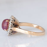 Anello a margherita vintage in oro giallo e bianco 14K con rubino (2.60ct ca.) e diamanti di taglio brillante (0.70ctw ca.), anni ‘60