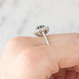 Anello a margherita vintage in oro bianco 18K con zaffiro (1ct ca.) e diamanti di taglio brillante (0.70ctw ca.), anni ‘70