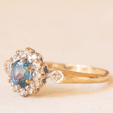 Anello a margherita in oro giallo e bianco 9K con topazio azzurro (0.40ct ca.) e diamanti (0.12ctw ca.), anno 1989