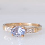 Solitario moderno in oro giallo 9K con tanzanite (0.70ct ca.) e zirconi bianchi