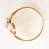 Bague Art Nouveau en or jaune 18 carats et platine avec perles blanches, saphir (environ 0.08 ct au total) et diamants taille rosette (environ 0.22 ct au total), années 10/20