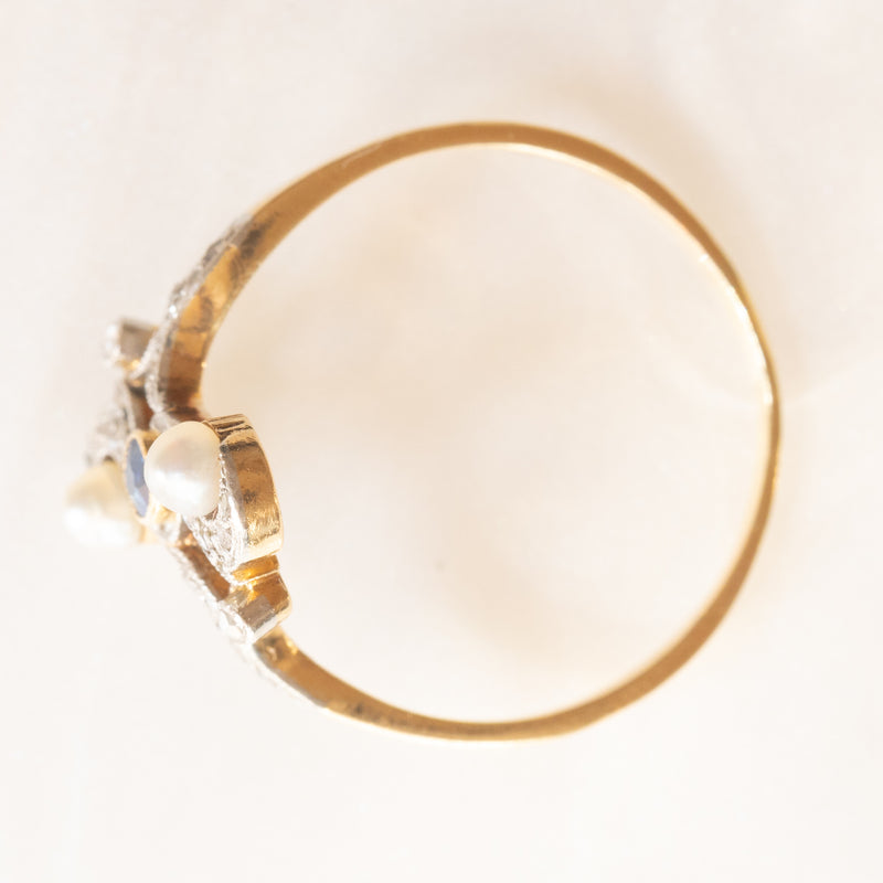 Anello Art Nouveau in oro giallo 18K e platino con perle bianche, zaffiro (0.08ctw ca.) e diamanti di taglio rosetta (0.22ctw ca.), anni ‘10/‘20
