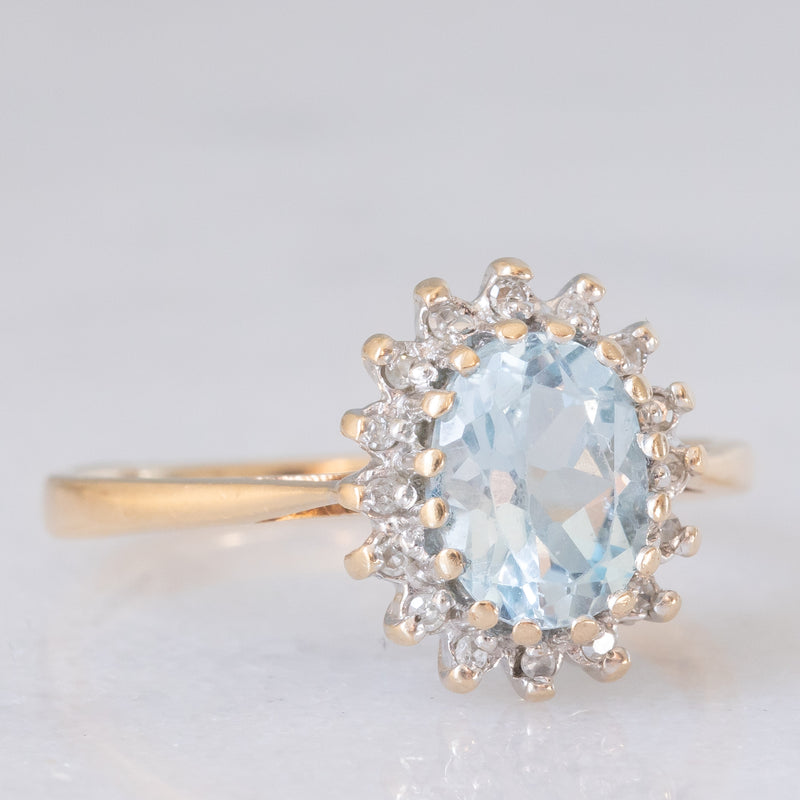 Anello a margherita vintage in oro giallo e bianco 9K con topazio azzurro (1.60ct ca.) e diamanti (0.16ctw ca.), anni ‘80