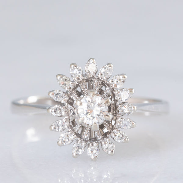 Anello a margherita in oro bianco 18K con diamanti (0.32ctw ca.), anni ‘70