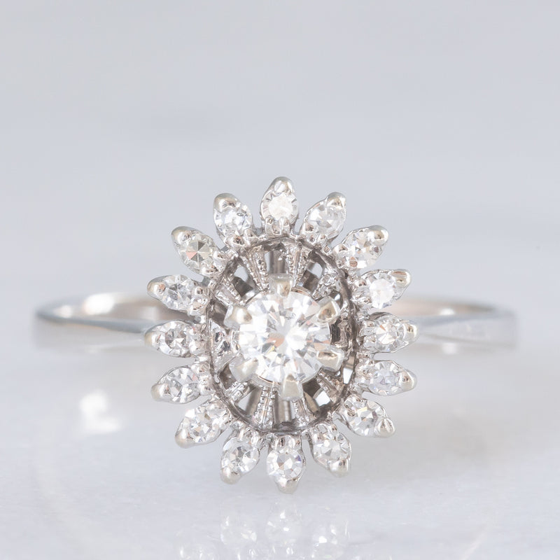 Anello a margherita in oro bianco 18K con diamanti (0.32ctw ca.), anni ‘70