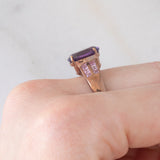 Anello da cocktail vintage in oro rosa 9K con ametista (3.30ct ca.) e zaffiri rosa sintetici (0.53ctw)