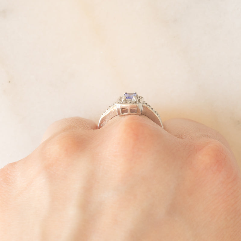 Anello a margherita in oro bianco 9K con tanzanite (0.30ct ca.) e diamanti (0.15ctw ca.), anni ‘90