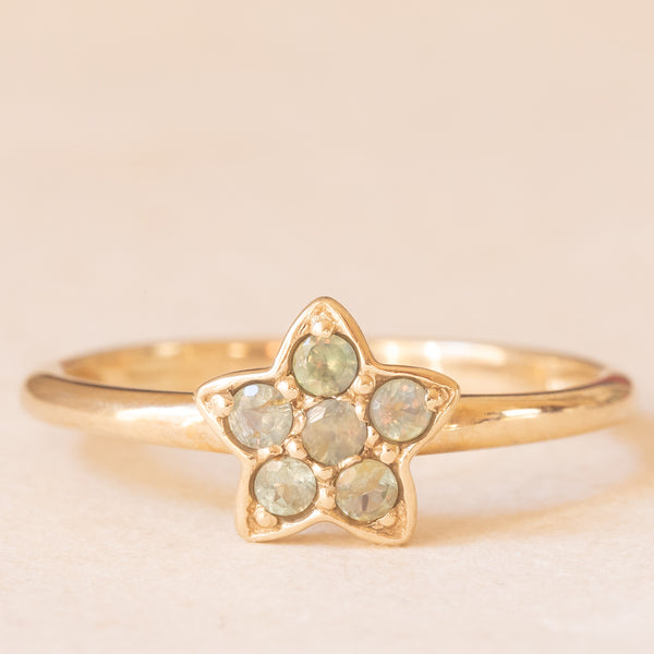 Anello vintage a forma di stella in oro giallo 9K con spinelli sintetici verdi (0.10ctw ca.), anno 2005