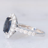 Anello a margherita vintage in platino con zaffiro (1.40ct) e diamanti di taglio brillante (0.94ctw), anni ‘80/‘90