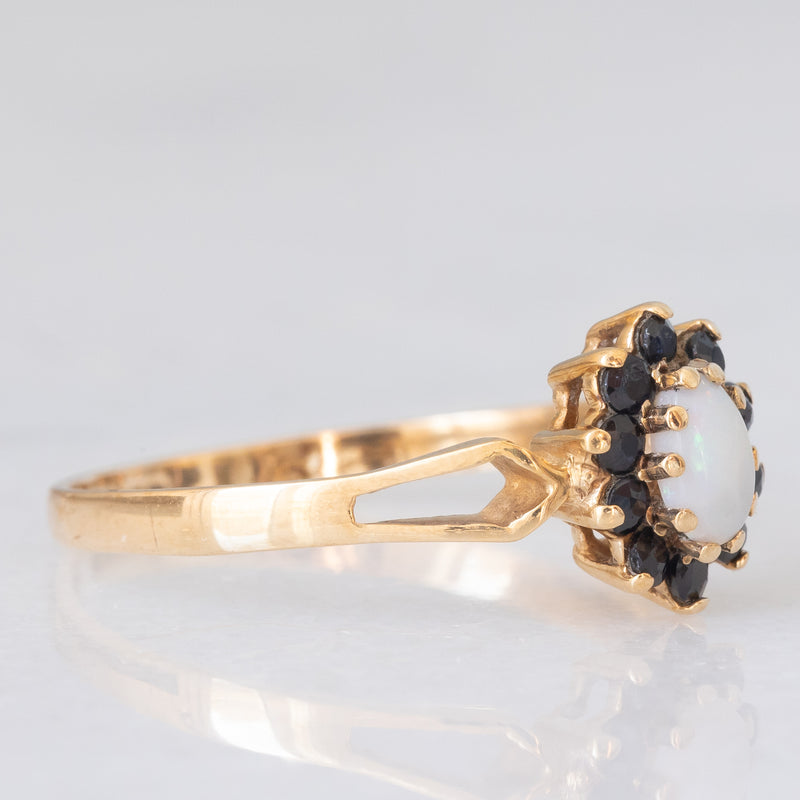 Anello a margherita vintage in oro giallo 9K con opale (0.15ct ca.) e zaffiri (0.20ctw ca.), anno 1986