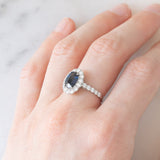 Anello a margherita vintage in platino con zaffiro (1.40ct) e diamanti di taglio brillante (0.94ctw), anni ‘80/‘90