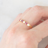 Mezzo eternity vintage in oro giallo 18K con rubini (0.40ctw ca.) e diamanti di taglio brillante (0.50ctw ca.), anni ‘80