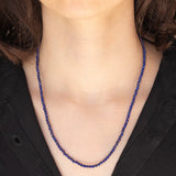 Collana moderna con filo di vetri blu e con pendente in oro giallo 18K con lapislazzuli, smeraldo e diamante