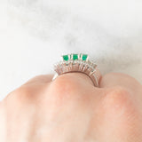 Anello vintage in oro bianco 18K con smeraldi (0.60ctw ca.) e diamanti (1ctw ca.), anni ‘70/‘80