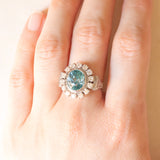 Vintage-Gänseblümchen-Ring aus 18 Karat Weißgold mit hellblauem Zirkon (ca. 4.50 ct) und Diamanten (ca. 0.84 ctw)