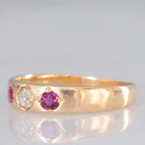 Trilogy gypsy vintage in oro giallo 14K con diamante (0.16ct ca.) e rubini (0.16ctw ca.), anni ‘40/‘50