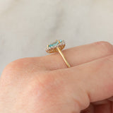 Anello a margherita a goccia in oro giallo 9K con apatite (0.59ct) e zirconi bianchi