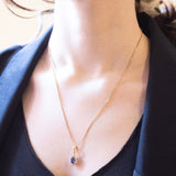 Gänseblümchen-Anhänger aus 18-karätigem Gelbgold mit Saphir (ca. 0.90 ct) und Diamanten im Brillantschliff (ca. 0.36 ctw), 70er Jahre