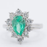 Anello a margherita vintage in platino con smeraldo di taglio a goccia (1.05ct) e diamanti di taglio brillante (1ctw), anni ‘80