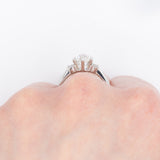 Trilogy vintage in platino con diamanti di taglio brillante (centrale di 1.02ct), anni ‘80