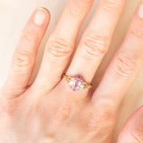Anello a fiore vintage in oro giallo e bianco 9K con zaffiri rosa sintetici (0.80ctw ca.) e diamanti, anno 1981