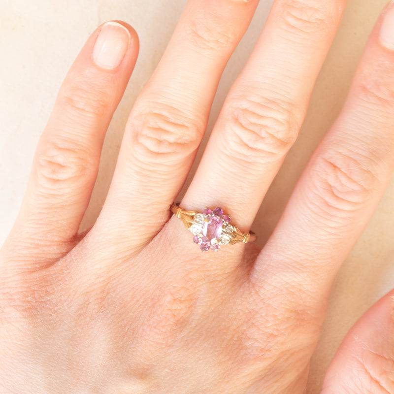 Anello a fiore vintage in oro giallo e bianco 9K con zaffiri rosa sintetici (0.80ctw ca.) e diamanti, anno 1981