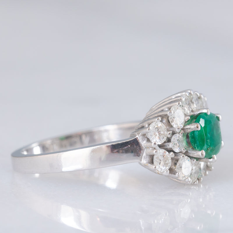 Anello vintage in oro bianco 18K con smeraldo (0.68ct ca.) e diamanti di taglio brillante (0.89ctw ca.), anni ‘70
