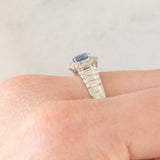 Anello a fascia con margherita in platino con zaffiro (0.44ct) e diamanti (0.67ctw), anni ‘80/‘90