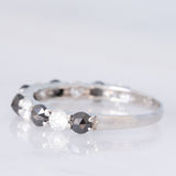 Mezzo eternity in platino con diamanti bianchi e neri (1ctw), anni ‘2000