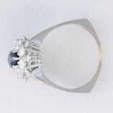 Anello a margherita vintage in oro bianco 18K con zaffiro (1.30ct ca.) e diamanti di taglio brillante (1.30ctw ca.), anni ‘70