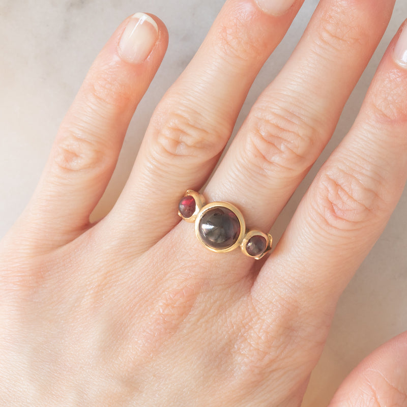Trilogy vintage in oro giallo 14K con granati di taglio cabochon (5.50ctw ca.), anni ‘40/‘50