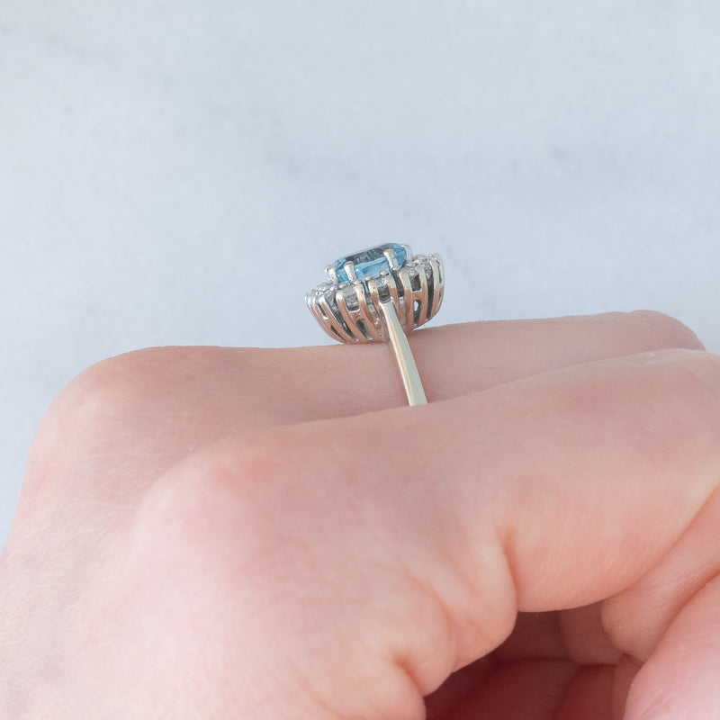 Anello a margherita vintage in oro bianco 14K con acquamarina (0.70ct ca.) e diamanti di taglio brillante (0.24ctw ca.), anni ‘70