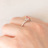 Trilogy vintage in oro bianco 14K con topazio arancione (0.34ct ca.) e diamanti di taglio brillante (0.02ctw ca.), anni ‘80/‘90