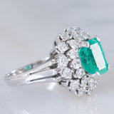 Anello vintage in oro bianco 14K con smeraldo (2ct ca.) e diamanti di taglio brillante (1.40ctw ca.), anni ‘60/‘70