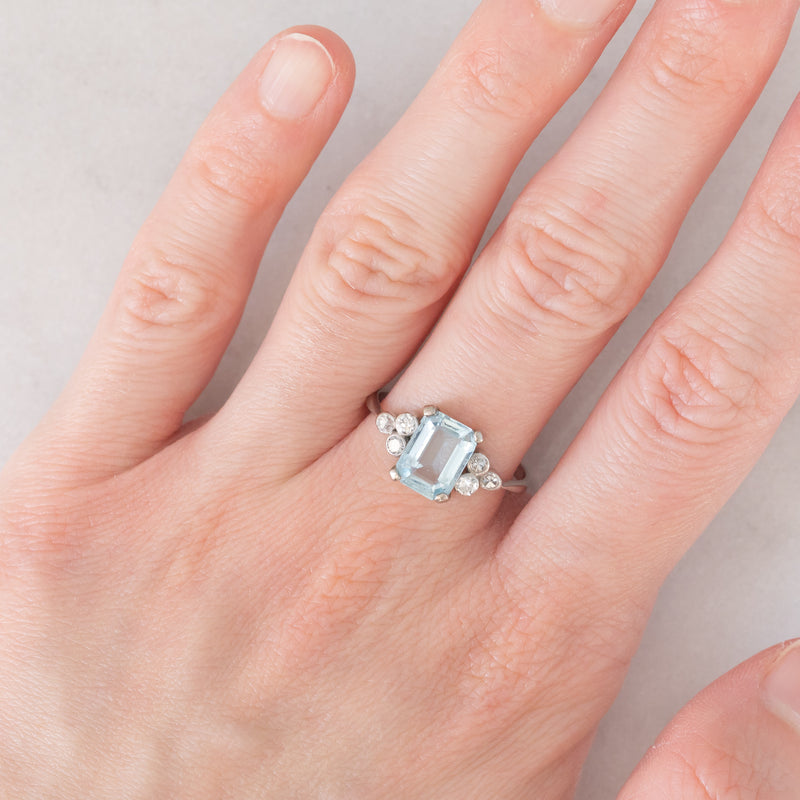 Anello vintage in platino con acquamarina (1.40ct ca.) e diamanti (0.18ctw ca.), anni ‘70