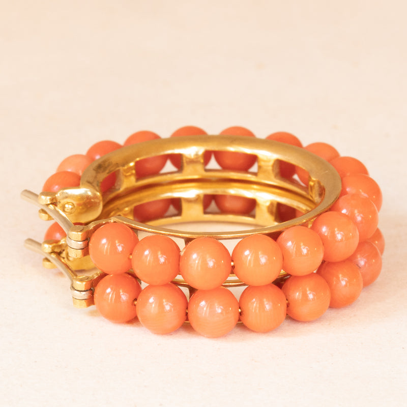 Orecchini vintage a cerchio in oro giallo 18K con sfere di corallo arancione, anni ‘60/‘70