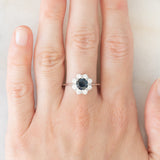 Anello a margherita vintage in oro bianco 18K con zaffiro (1.20ct ca.) e diamanti di taglio brillante (0.80ctw ca.), anni ‘70