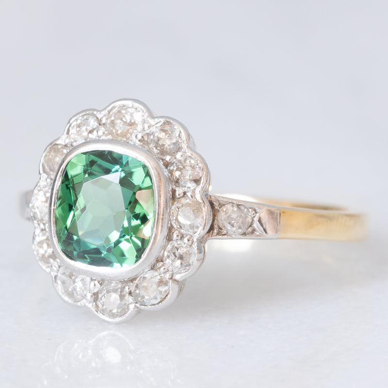 Anello a margherita antico in oro giallo 18K con tormalina verde (1ct ca.) e diamanti di taglio vecchia miniera (0.50ctw ca.), anni ‘20/‘30