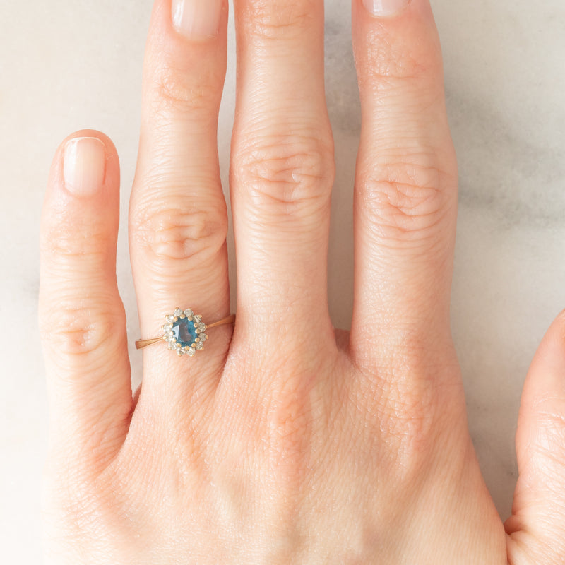 Anello a margherita in oro giallo 9K con topazio azzurro (0.35ct ca.) e diamanti (0.12ctw ca.), anni ‘90