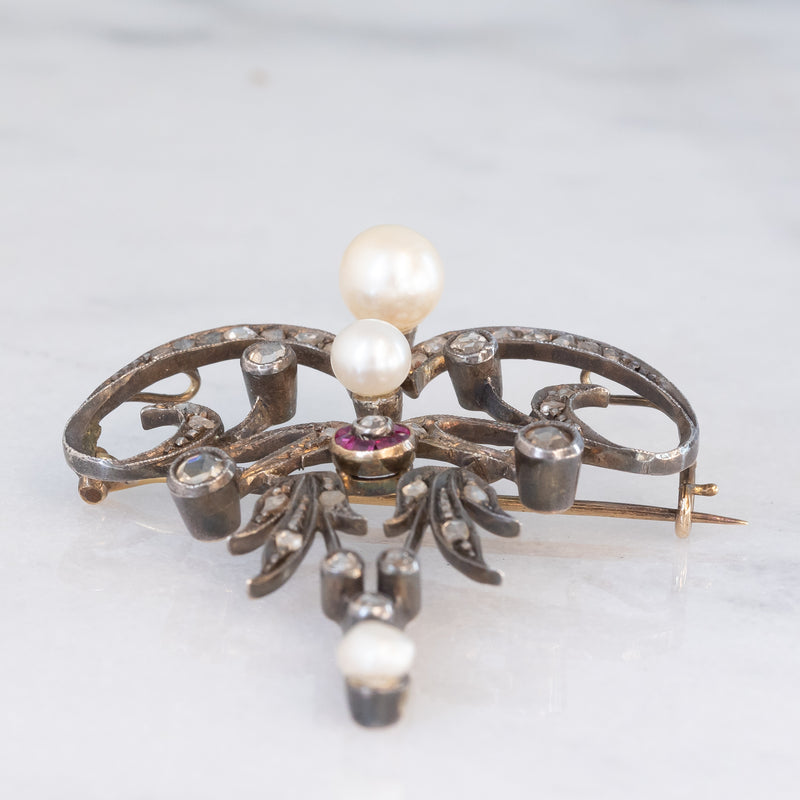 Collana con pendente/spilla Art Nouveau in oro giallo 18K e argento con diamanti di taglio rosetta (0.50ctw ca.), rubini e perle bianche, anni ‘10/‘20