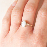 Anello vintage in oro giallo e bianco 9K con opale (1ct ca.), anni ‘70
