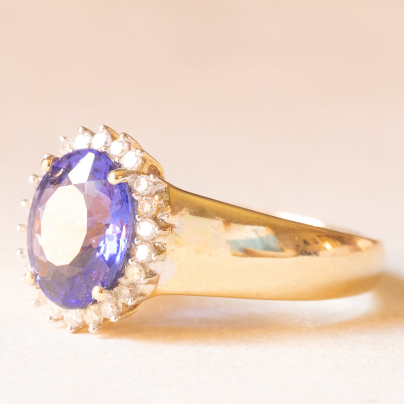 Anello a margherita con fascia in oro giallo 14K con tanzanite (2.50ct ca.) e diamanti (0.22ctw ca.), anni ‘70/‘80