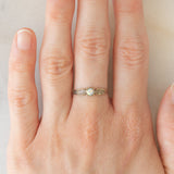 Solitario vintage in oro giallo 8K con opale (0.18ct ca.), anni ‘40/‘50