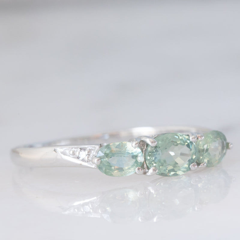 Trilogy vintage in oro bianco 9K con zaffiri verde sintetici (0.80ctw ca.) e diamanti, anni ‘90