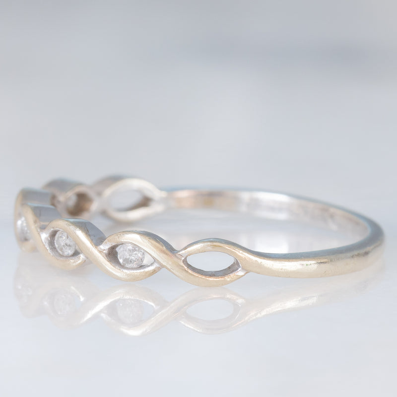Anello intrecciato in oro bianco 9K con diamanti (0.05ctw ca.), anni ‘80