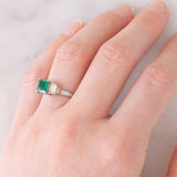 Trilogy vintage in stile Art Déco in platino con smeraldo (0.90ct) e diamanti (0.46ctw), anni ‘80