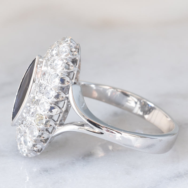 Anello a margherita navette in oro bianco 14K con zaffiro (1ct ca.) e diamanti (0.72ctw ca.), anni ‘70/‘80