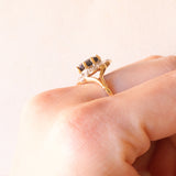 Anello a margherita vintage in oro giallo e bianco 9K con zaffiro (1.40ct ca.) e diamanti, anni ‘70